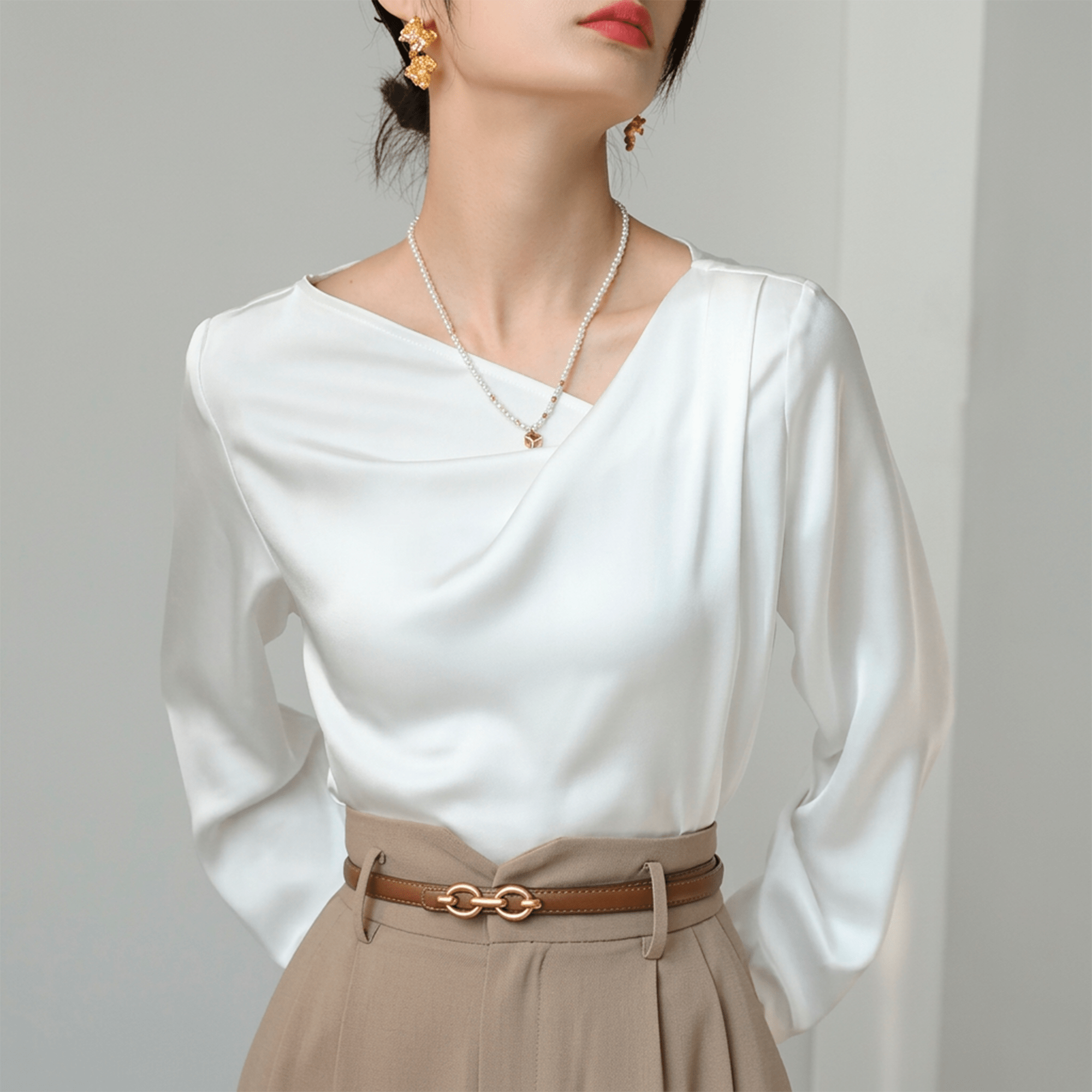 Blusa Acetinada Pearl Cuff Litoriane - Gola Assimétrica Moderna, Punhos com Botão Joia - Blusa Acetinada Pearl Cuff Litoriane