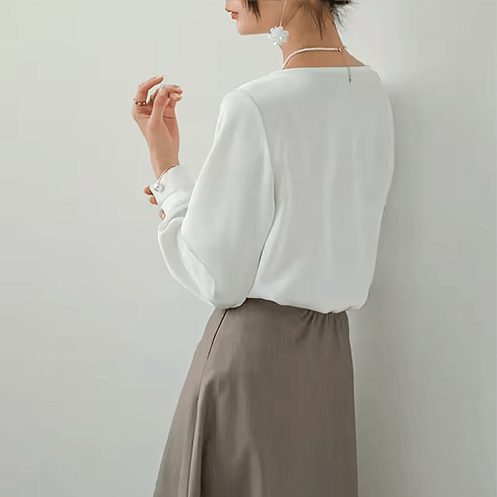 Blusa Acetinada Pearl Cuff Litoriane - Gola Assimétrica Moderna, Punhos com Botão Joia - Blusa Acetinada Pearl Cuff Litoriane