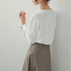 Blusa Acetinada Pearl Cuff Litoriane - Gola Assimétrica Moderna, Punhos com Botão Joia - Blusa Acetinada Pearl Cuff Litoriane