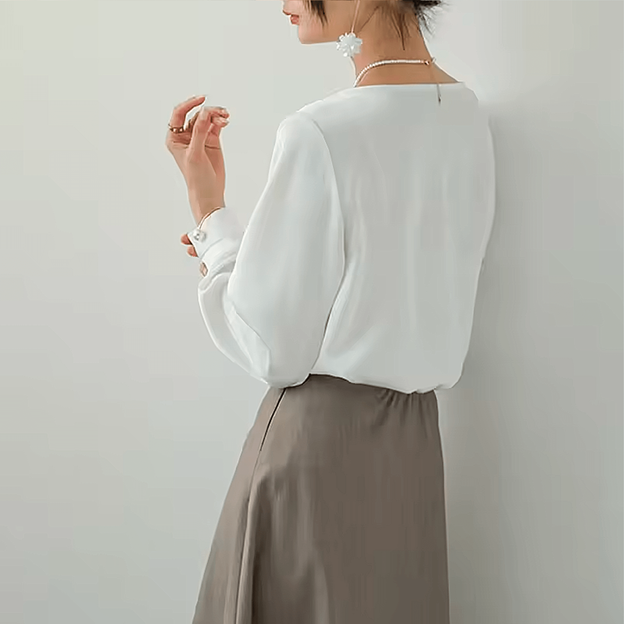 Blusa Acetinada Pearl Cuff Litoriane - Gola Assimétrica Moderna, Punhos com Botão Joia - Blusa Acetinada Pearl Cuff Litoriane