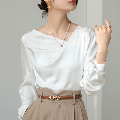 Blusa Acetinada Pearl Cuff Litoriane - Gola Assimétrica Moderna, Punhos com Botão Joia - Blusa Acetinada Pearl Cuff Litoriane