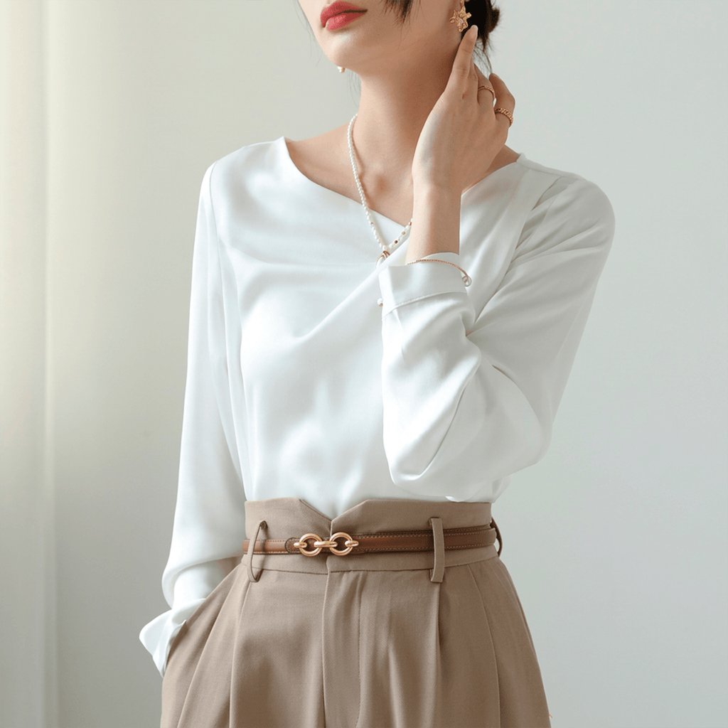 Blusa Acetinada Pearl Cuff Litoriane - Gola Assimétrica Moderna, Punhos com Botão Joia - Blusa Acetinada Pearl Cuff Litoriane