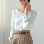 Blusa Acetinada Pearl Cuff Litoriane - Gola Assimétrica Moderna, Punhos com Botão Joia - Blusa Acetinada Pearl Cuff Litoriane