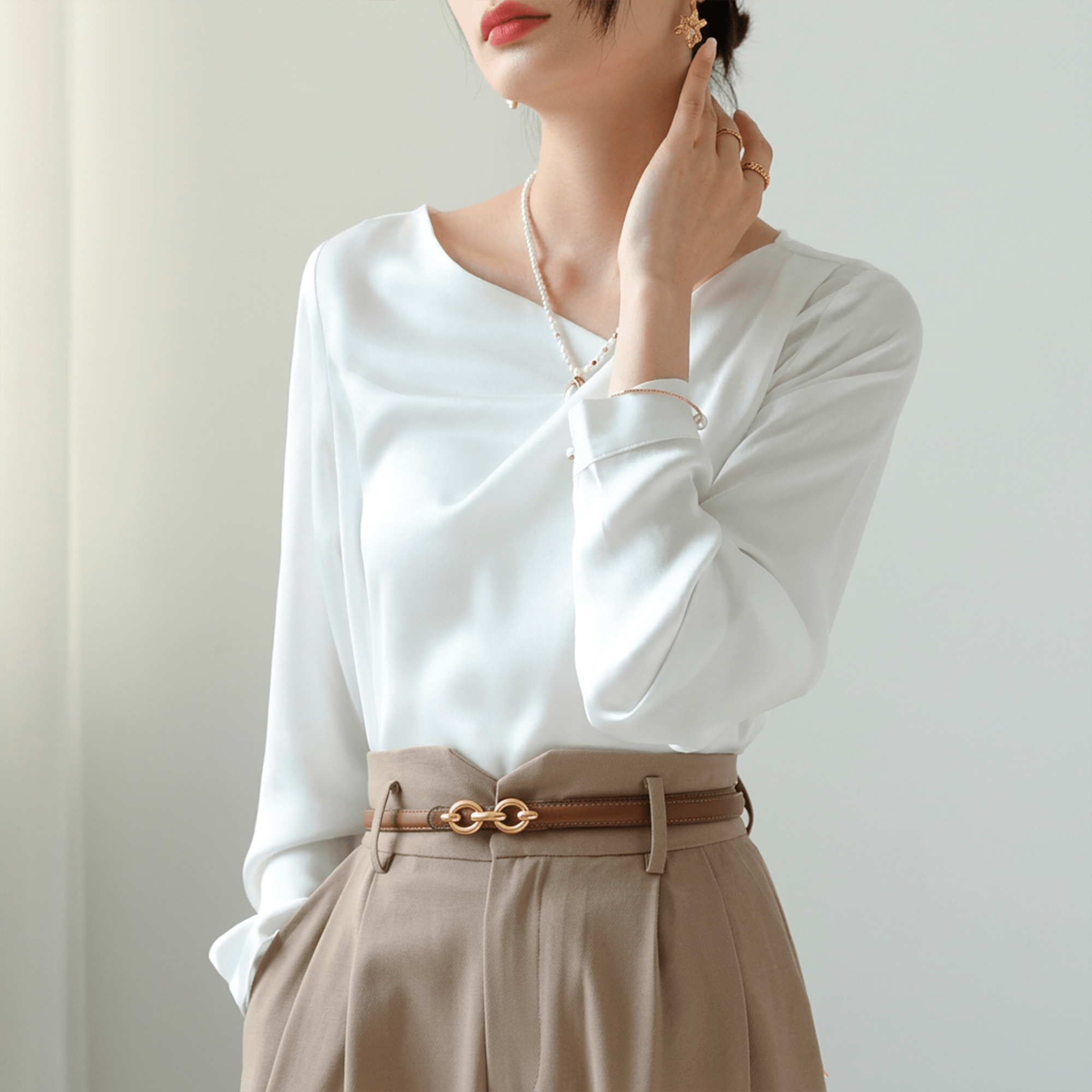 Blusa Acetinada Pearl Cuff Litoriane - Gola Assimétrica Moderna, Punhos com Botão Joia - Blusa Acetinada Pearl Cuff Litoriane