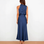 Vestido Acetinado Éclat Litoriane - Gola Alta Drapeada, Modelagem Acinturada, Sem Mangas - Vestido Acetinado Éclat Litoriane