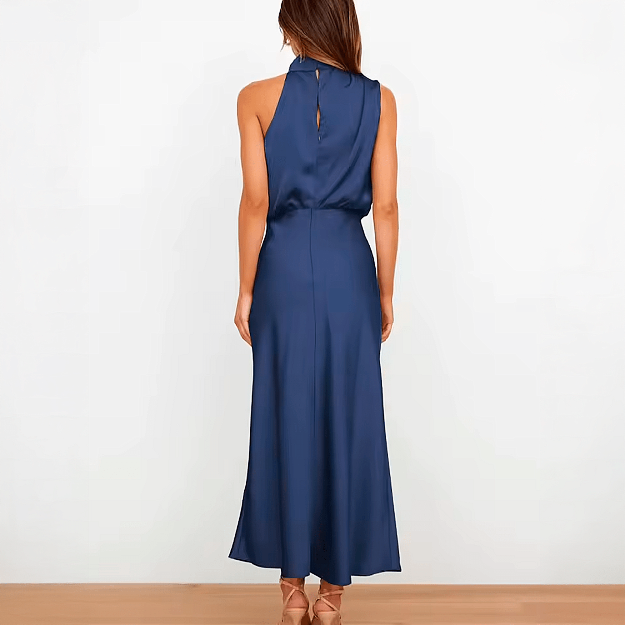 Vestido Acetinado Éclat Litoriane - Gola Alta Drapeada, Modelagem Acinturada, Sem Mangas - Vestido Acetinado Éclat Litoriane