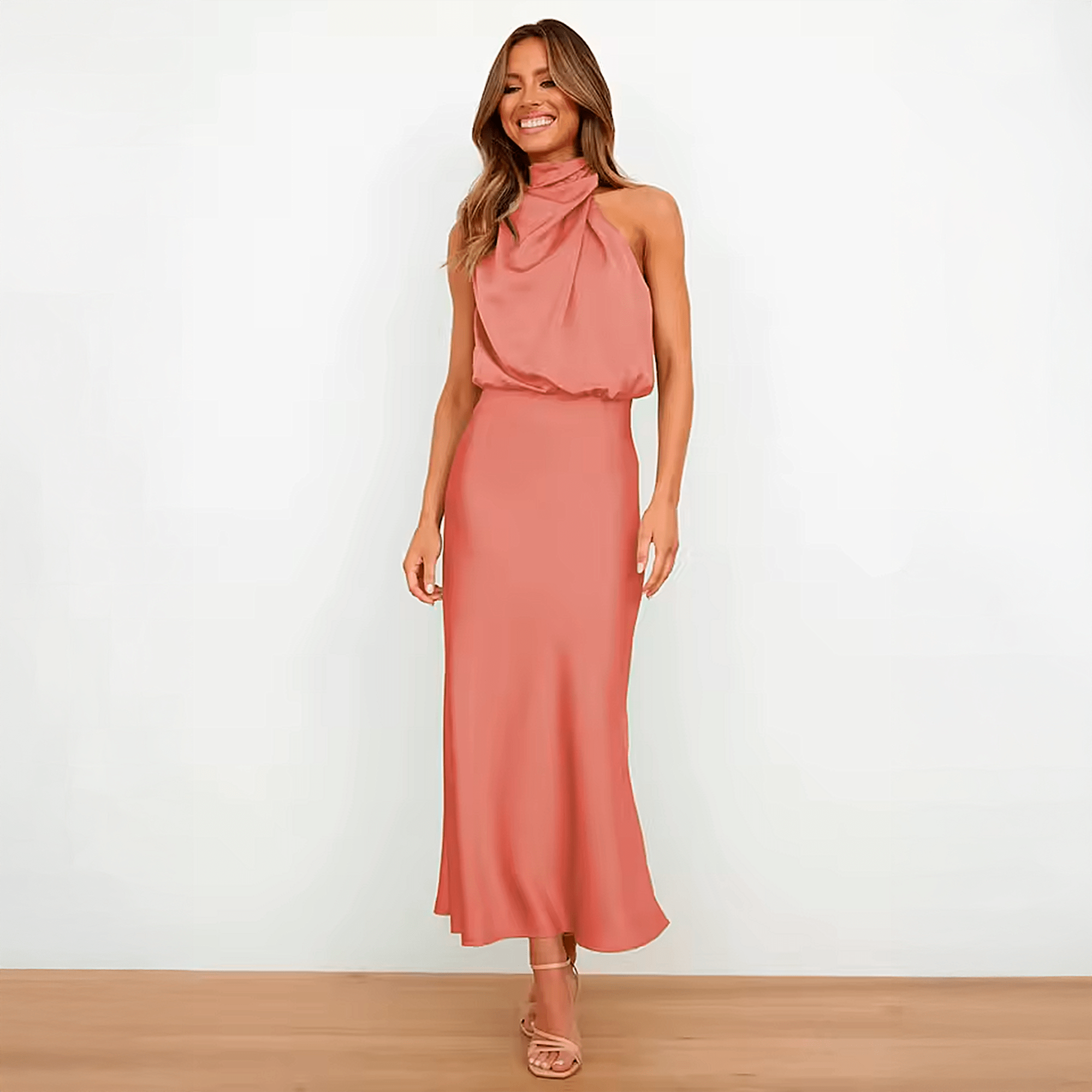 Vestido Acetinado Éclat Litoriane - Gola Alta Drapeada, Modelagem Acinturada, Sem Mangas - Vestido Acetinado Éclat Litoriane