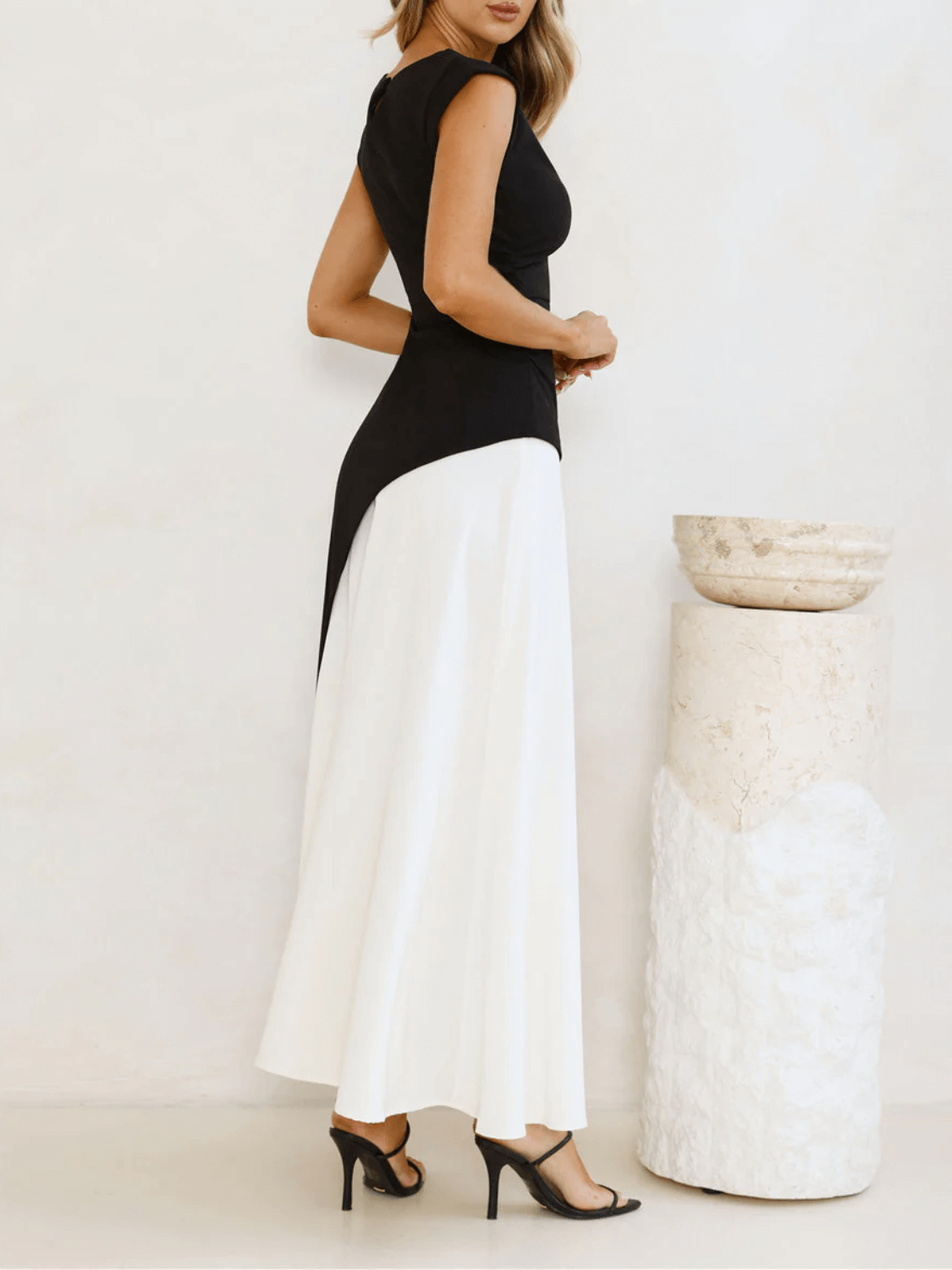 Vestido Longo Bicolor Meridian Litoriane - Recorte Diagonal Preto & Branco, Sem Mangas - Vestido Longo Bicolor Meridian Litoriane