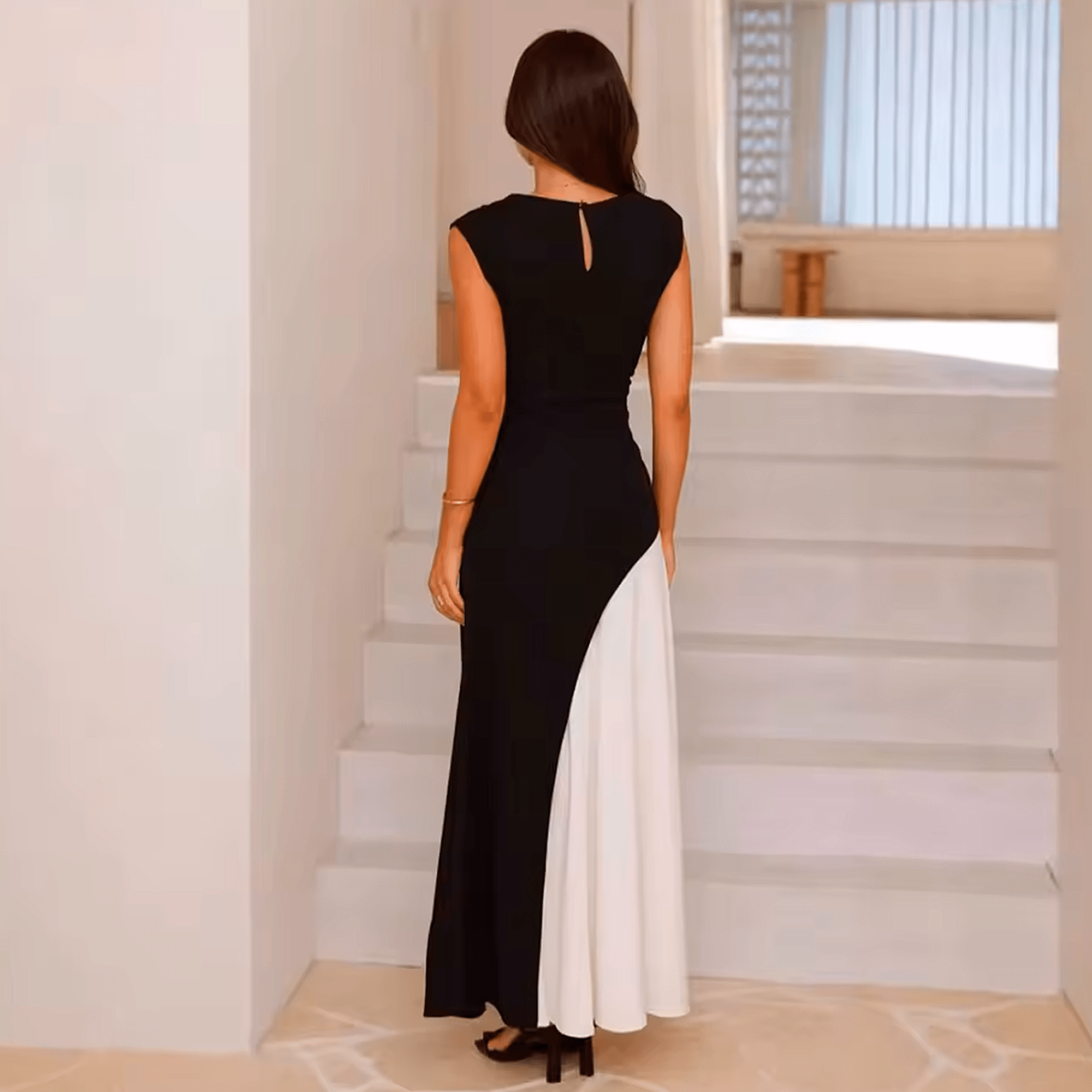 Vestido Longo Bicolor Meridian Litoriane - Recorte Diagonal Preto & Branco, Sem Mangas - Vestido Longo Bicolor Meridian Litoriane