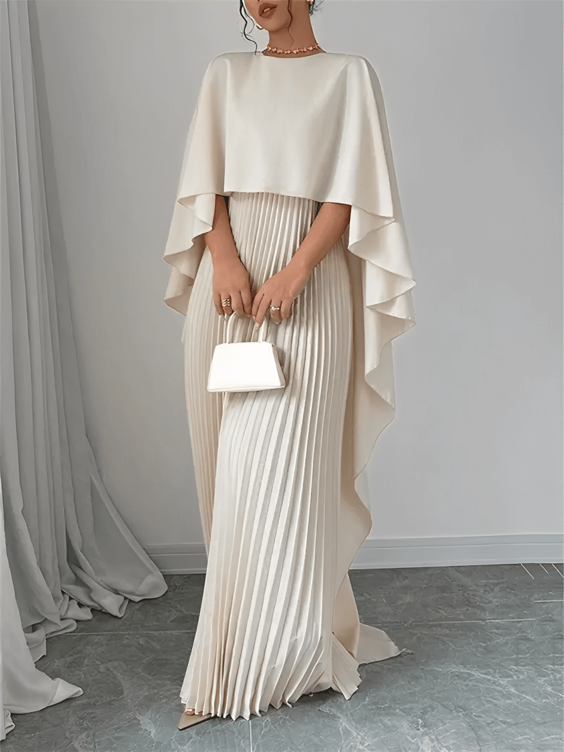 Vestido Longo Opera Plissé Litoriane - Saia Plissada com Movimento, Capa Embutida Dramática - Vestido Longo Opera Plissé Litoriane