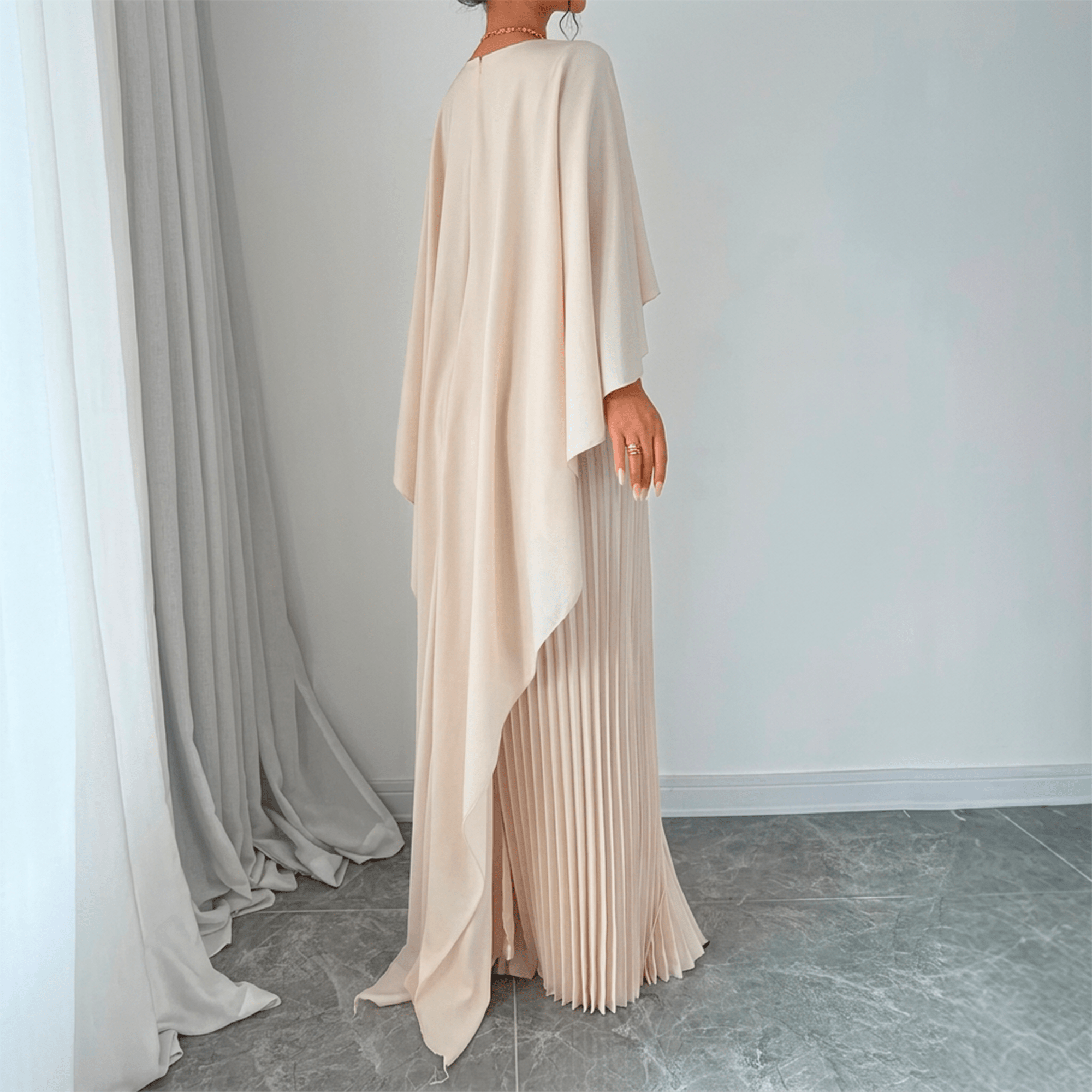 Vestido Longo Opera Plissé Litoriane - Saia Plissada com Movimento, Capa Embutida Dramática - Vestido Longo Opera Plissé Litoriane