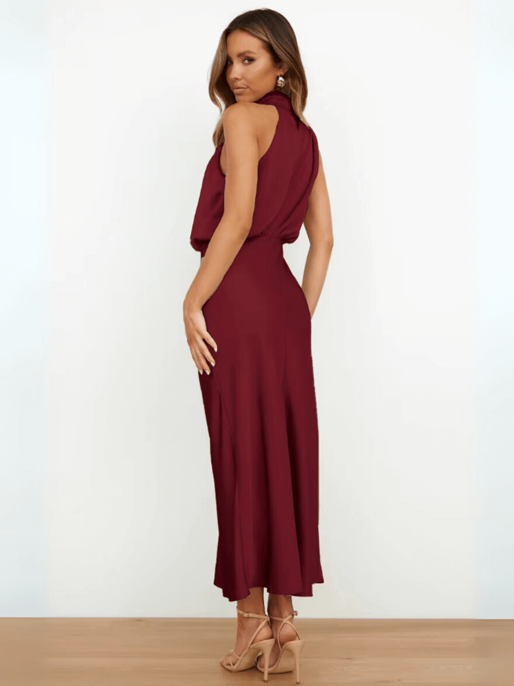 Vestido Acetinado Éclat Litoriane - Gola Alta Drapeada, Modelagem Acinturada, Sem Mangas - Vestido Acetinado Éclat Litoriane
