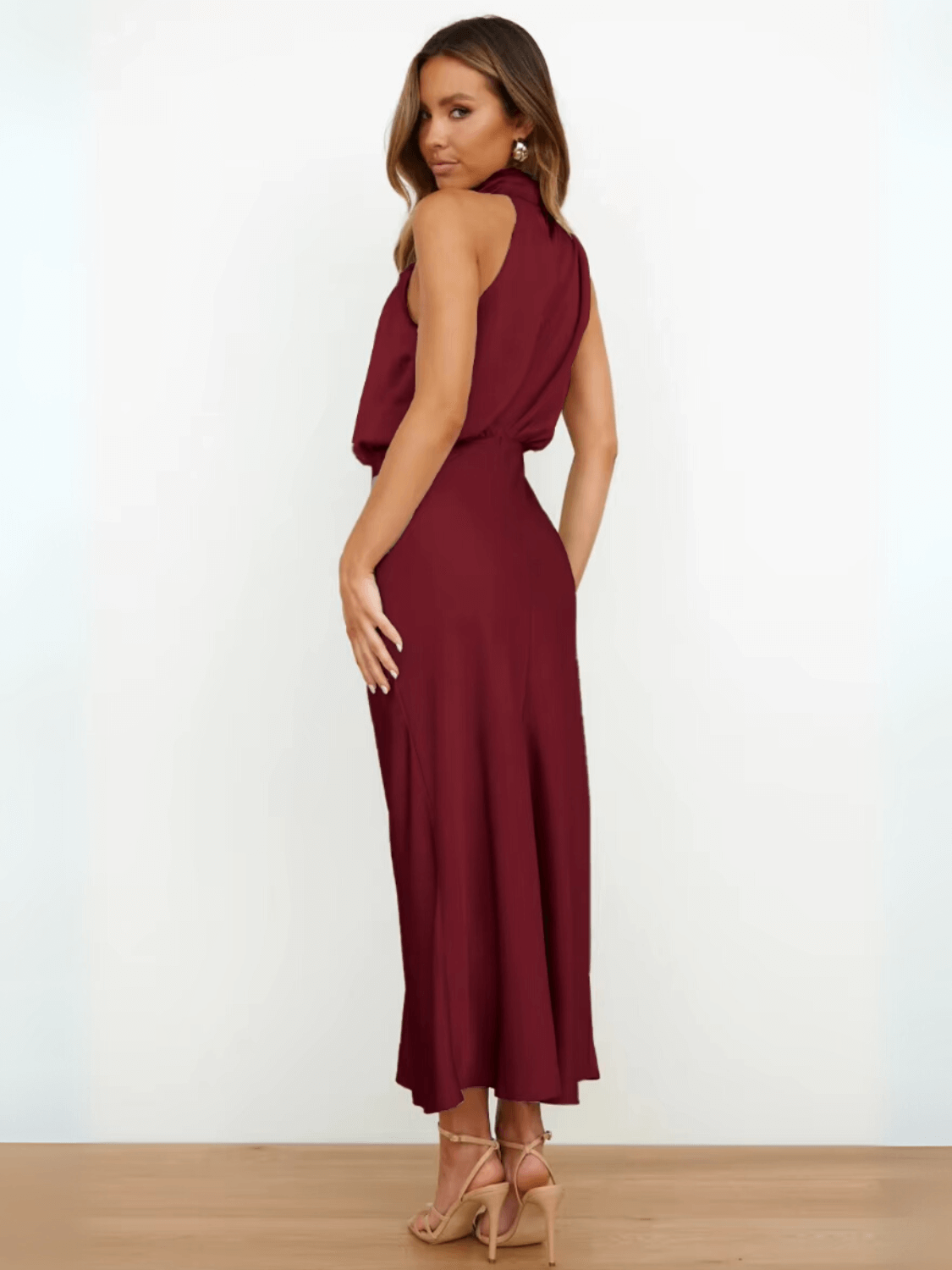 Vestido Acetinado Éclat Litoriane - Gola Alta Drapeada, Modelagem Acinturada, Sem Mangas - Vestido Acetinado Éclat Litoriane