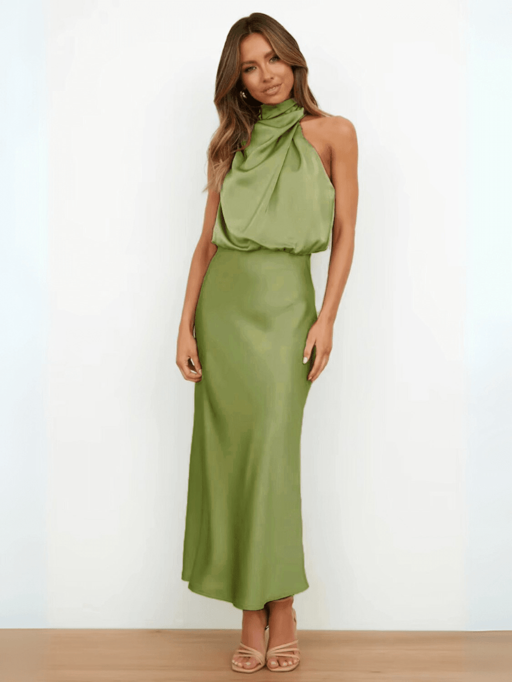 Vestido Acetinado Éclat Litoriane - Gola Alta Drapeada, Modelagem Acinturada, Sem Mangas - Vestido Acetinado Éclat Litoriane