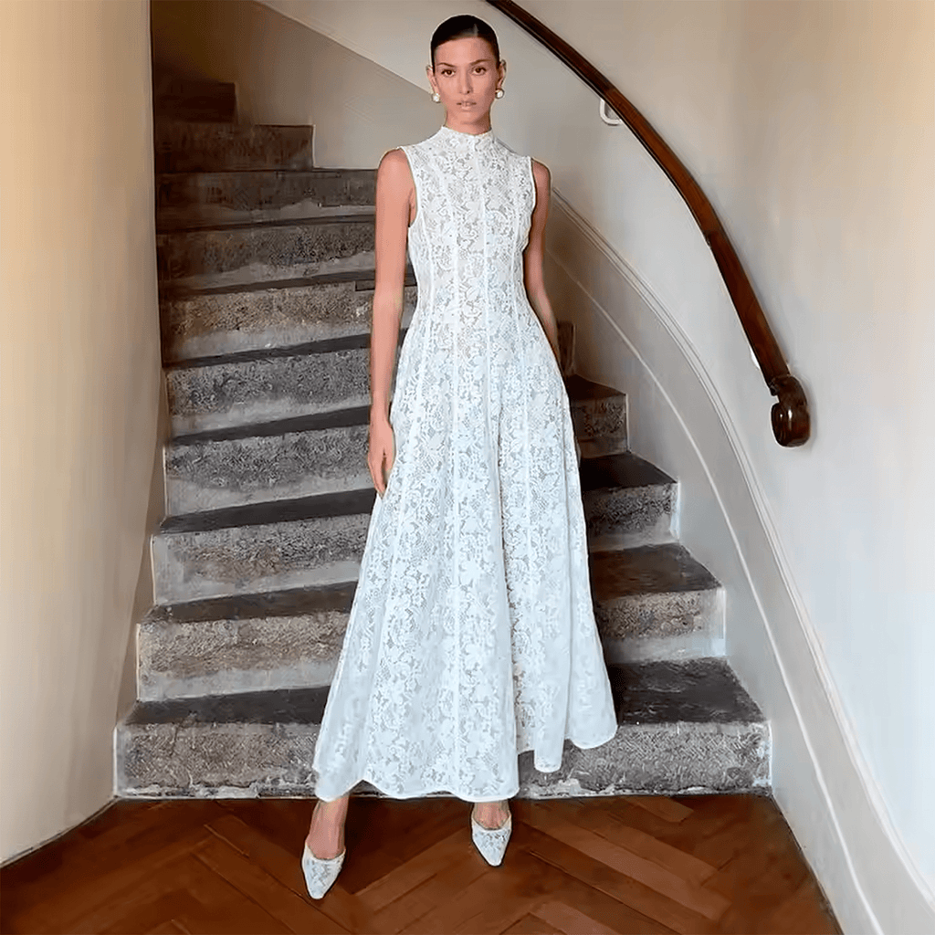 Vestido em Renda Fleur Époque Litoriane - Comprimento Midi, Renda Floral Texturizada - Vestido em Renda Fleur Époque Litoriane