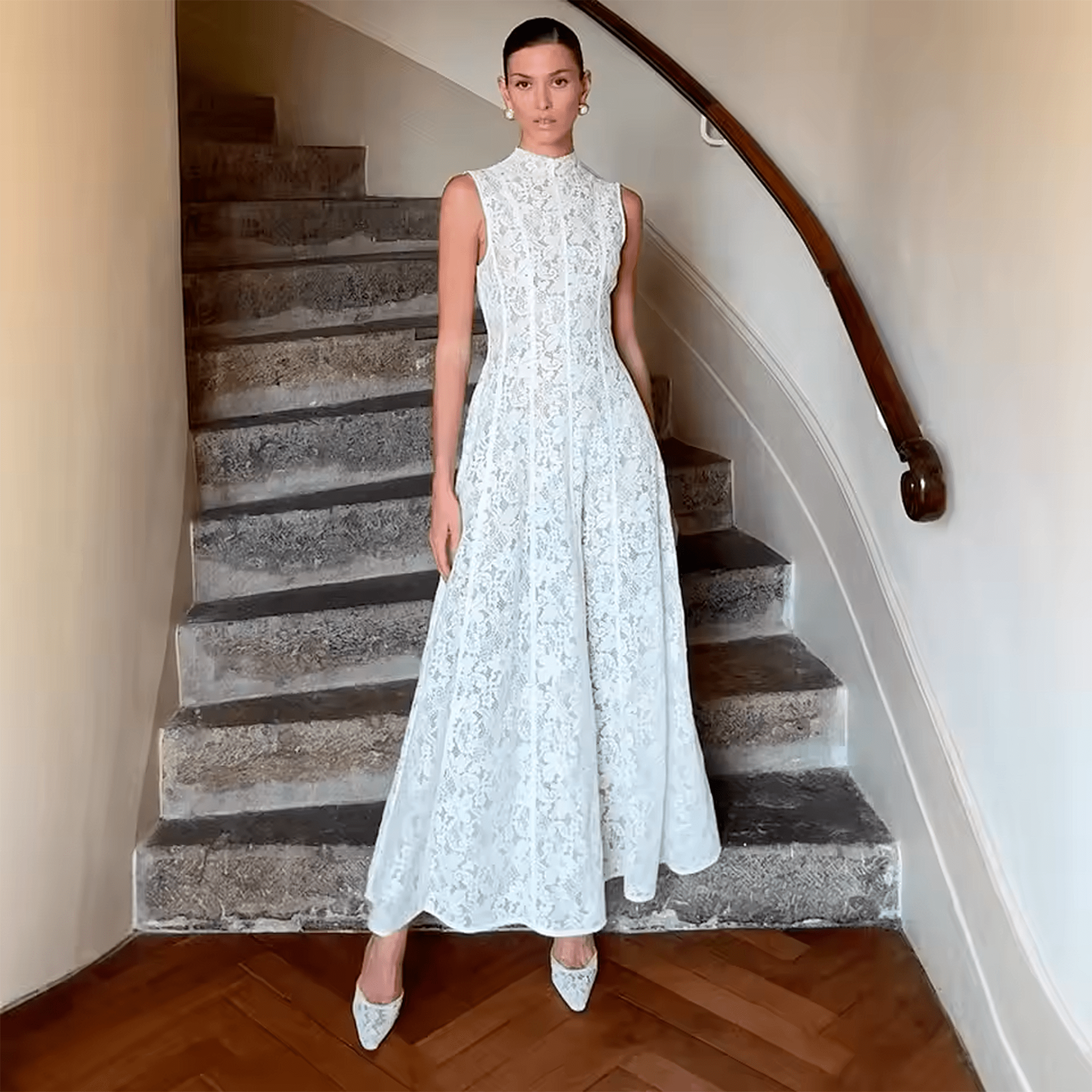 Vestido em Renda Fleur Époque Litoriane - Comprimento Midi, Renda Floral Texturizada - Vestido em Renda Fleur Époque Litoriane