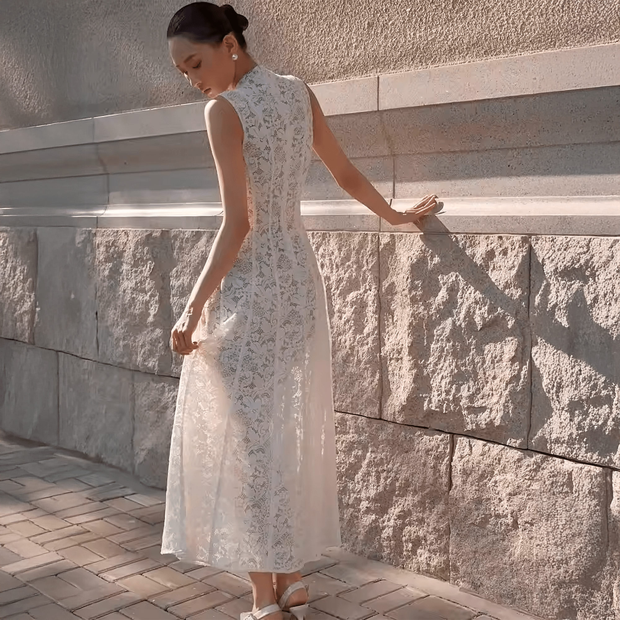 Vestido em Renda Fleur Époque Litoriane - Comprimento Midi, Renda Floral Texturizada - Vestido em Renda Fleur Époque Litoriane