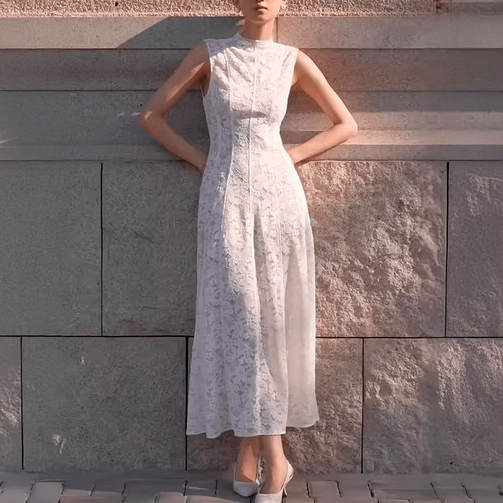 Vestido em Renda Fleur Époque Litoriane - Comprimento Midi, Renda Floral Texturizada - Vestido em Renda Fleur Époque Litoriane