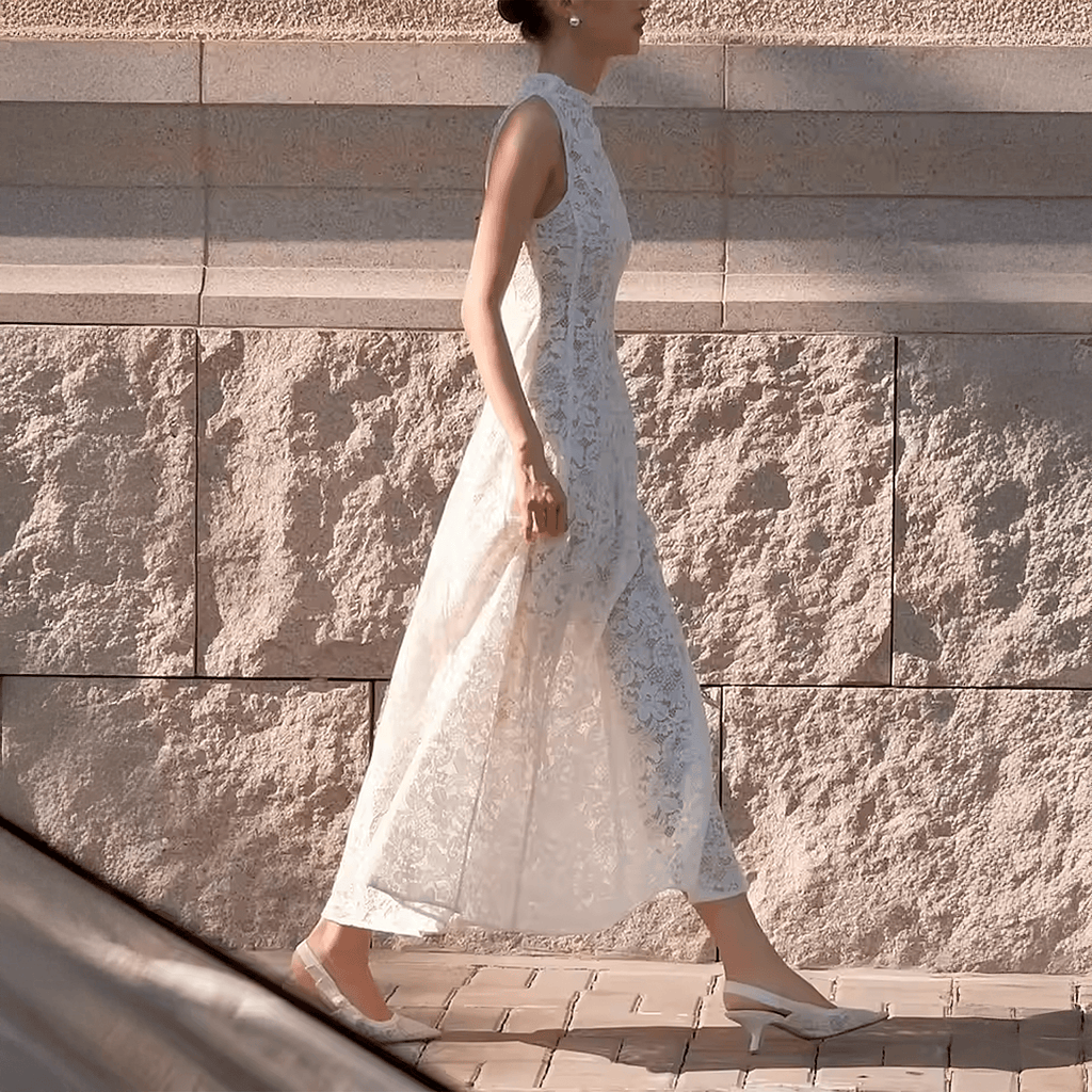 Vestido em Renda Fleur Époque Litoriane - Comprimento Midi, Renda Floral Texturizada - Vestido em Renda Fleur Époque Litoriane