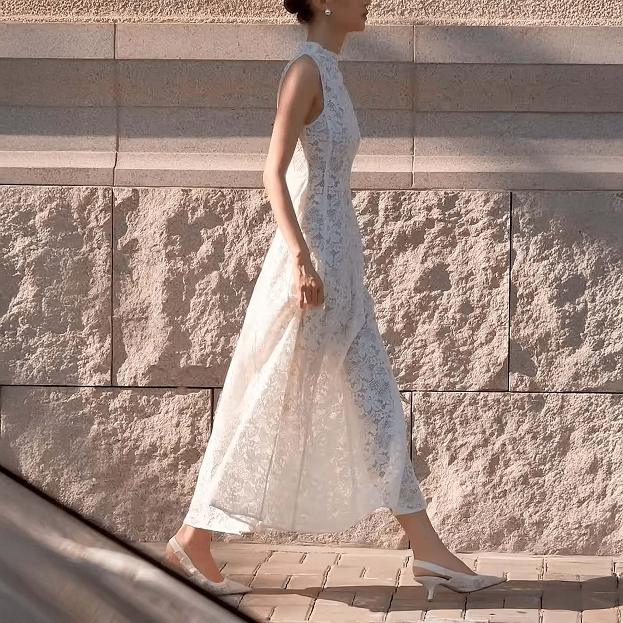 Vestido em Renda Fleur Époque Litoriane - Comprimento Midi, Renda Floral Texturizada - Vestido em Renda Fleur Époque Litoriane
