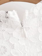 Vestido em Renda Fleur Époque Litoriane - Comprimento Midi, Renda Floral Texturizada - Vestido em Renda Fleur Époque Litoriane