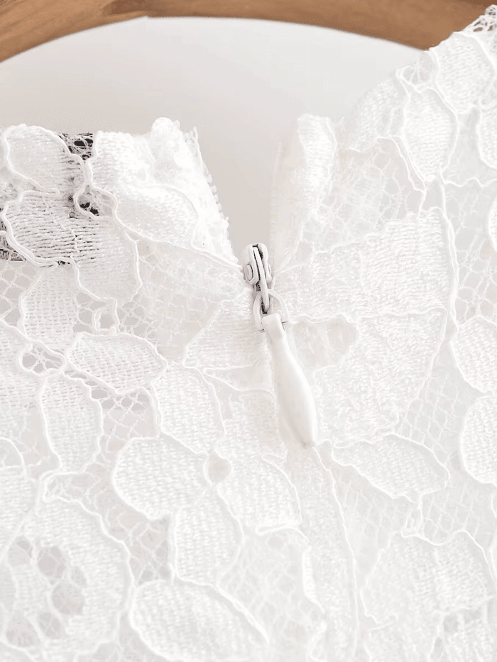 Vestido em Renda Fleur Époque Litoriane - Comprimento Midi, Renda Floral Texturizada - Vestido em Renda Fleur Époque Litoriane
